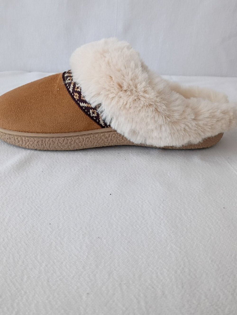 Isotoner Women’s 9.5-10 Tan Faux Suede Faux Fur Clog Slippers